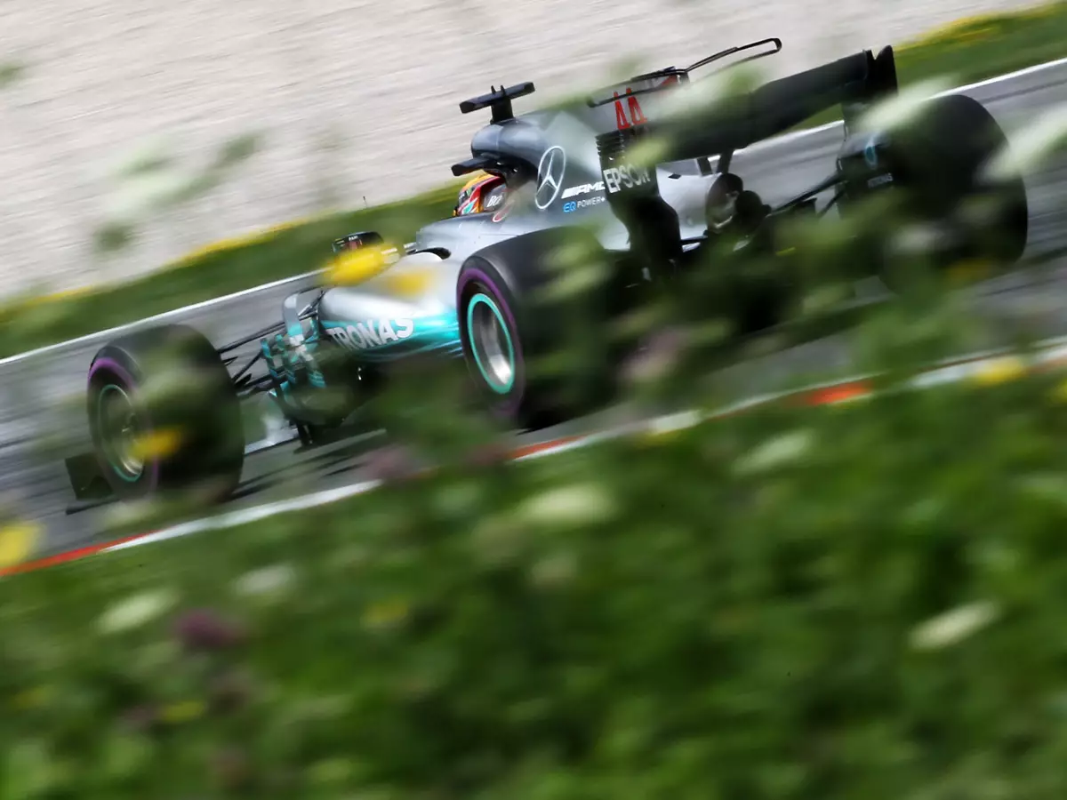 Lewis Hamilton Foto zur News: Hydrauliköl vorgeheizt? Mercedes und Co. sollen tricksen
