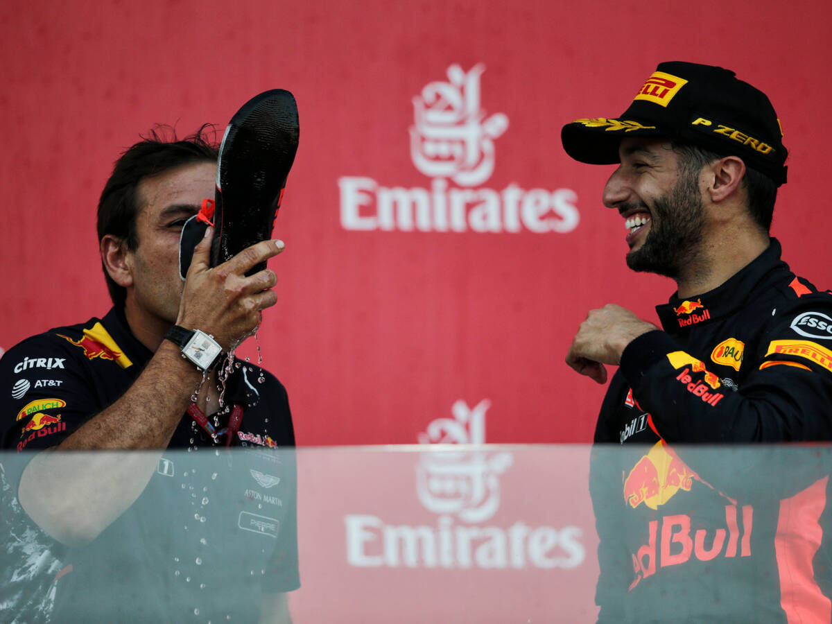 Foto zur News: "Sauer" auf Bottas: Daniel Ricciardo plant keine Shoeys mehr