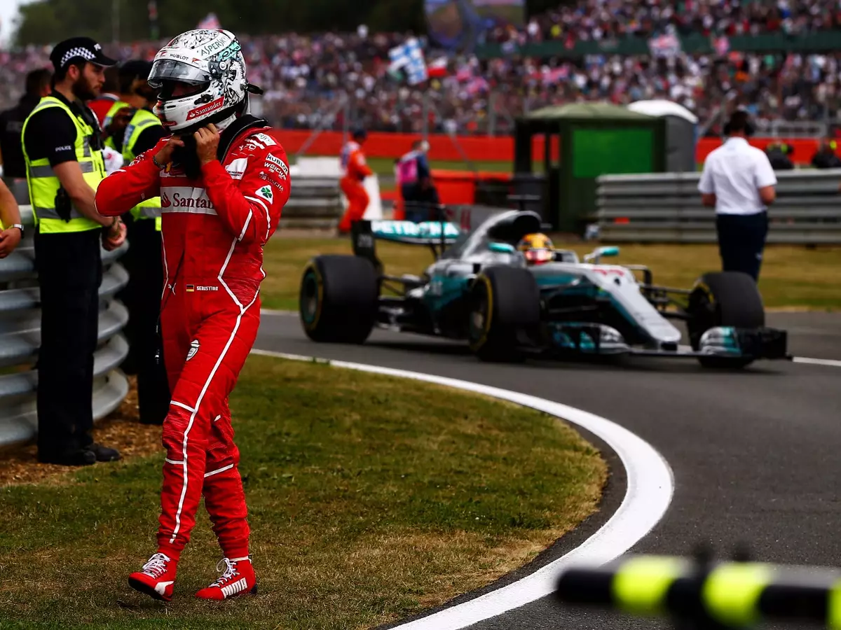 Sebastian Vettel, Lewis Hamilton Foto zur News: Zu wenig Interviews im TV: Vettel droht Schwänz-Strafe