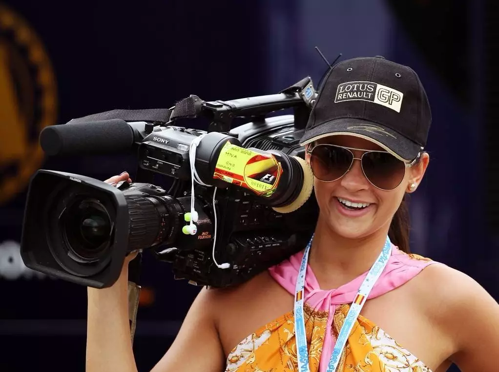 Kamerafrau in der Formel 1 Foto zur News: Poker um TV-Rechte: Formel 1 bald in der ARD?