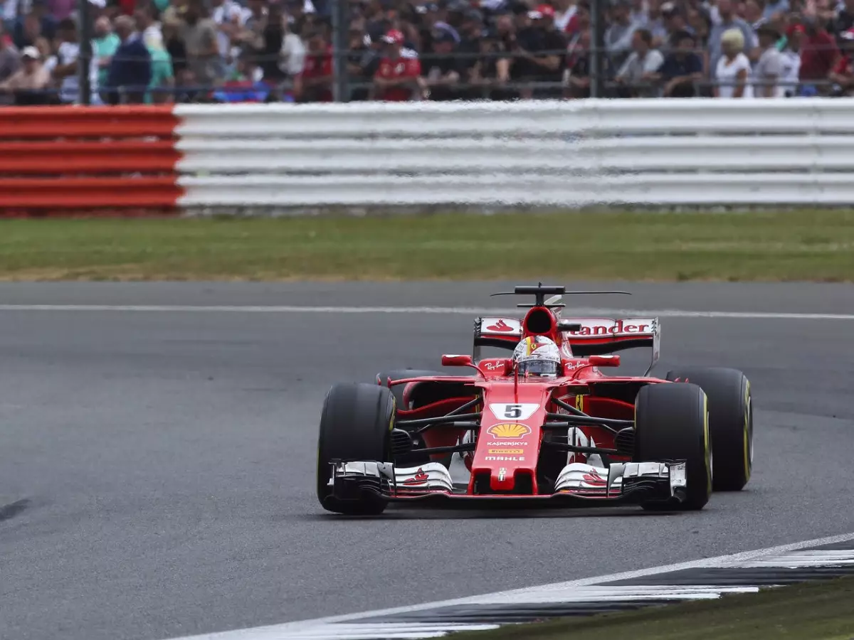 Sebastian Vettel Foto zur News: So erklärt Pirelli Vettels Reifenschaden in Silverstone