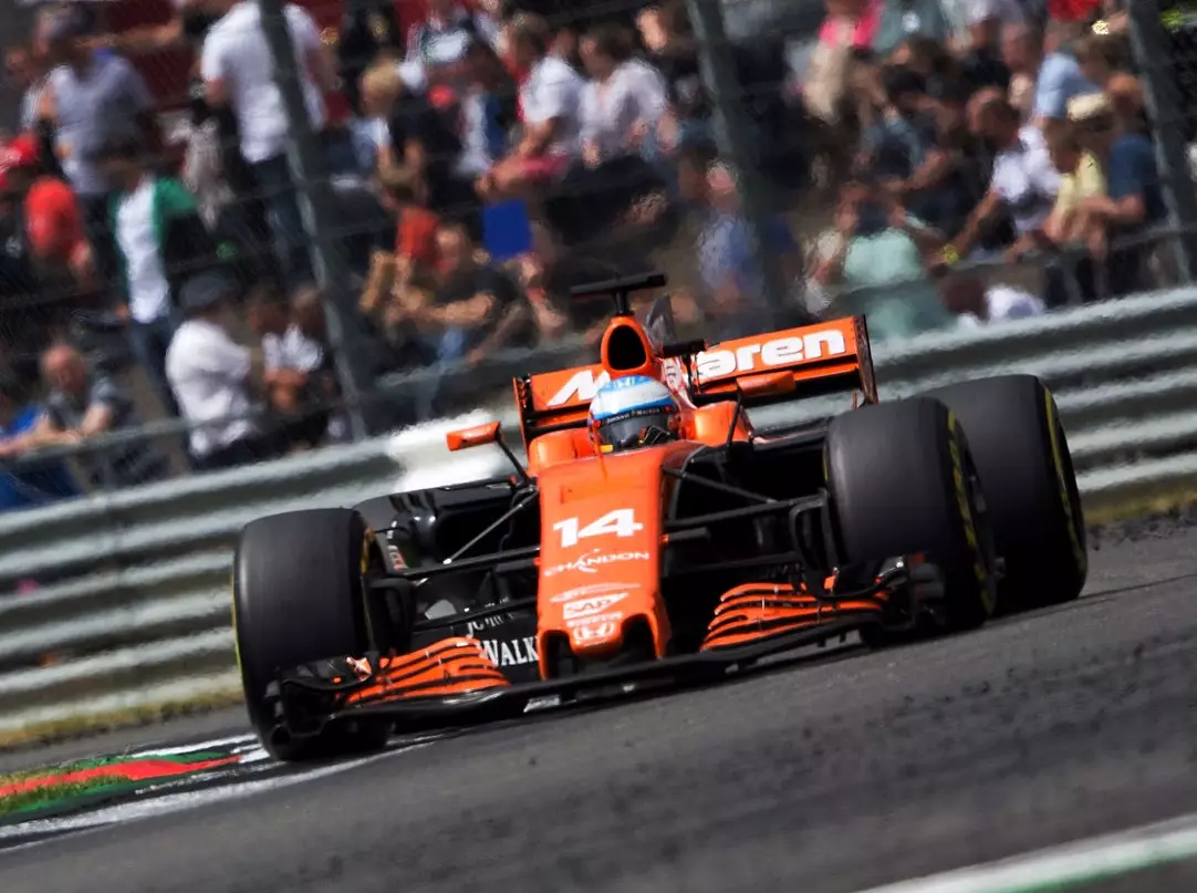 Foto zur News: Fernando Alonso kassierte in Silverstone absichtlich Strafen