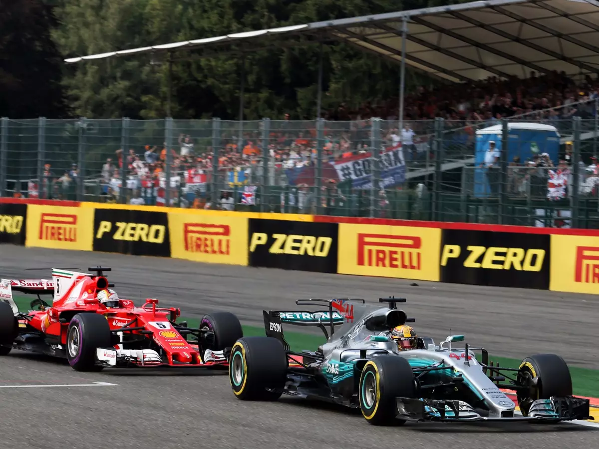 Lewis Hamilton, Sebastian Vettel Foto zur News: "War im falschen Modus": Fehler rettet Hamilton den Sieg