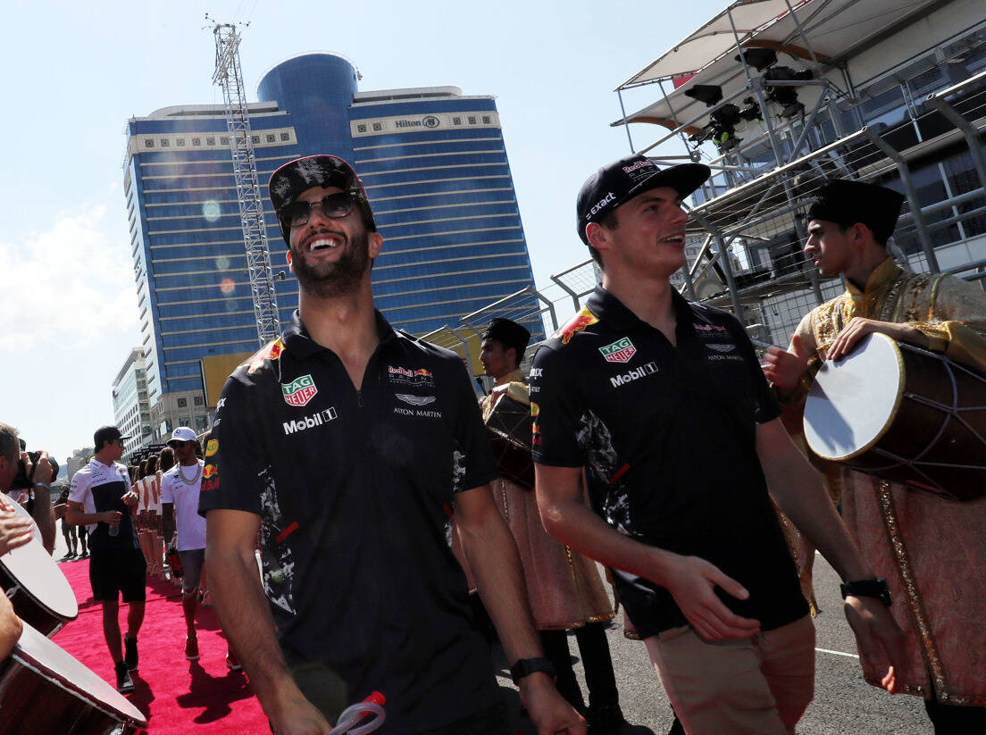 Foto zur News: Ricciardo #AND# Verstappen versöhnt: Handshake nach Stinkefinger