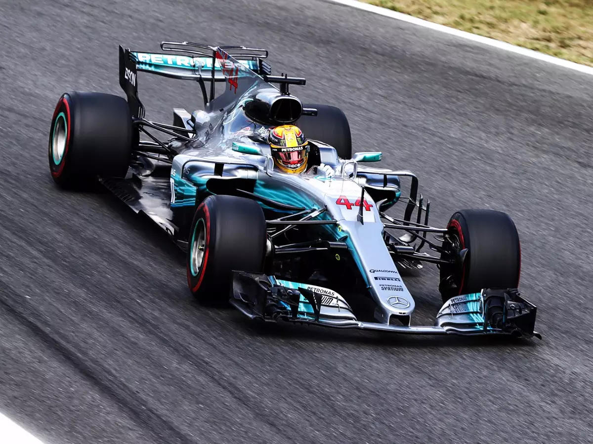 Lewis Hamilton Foto zur News: Neuer Asphalt in Monza: Im Regen ein Problem für die Reifen?