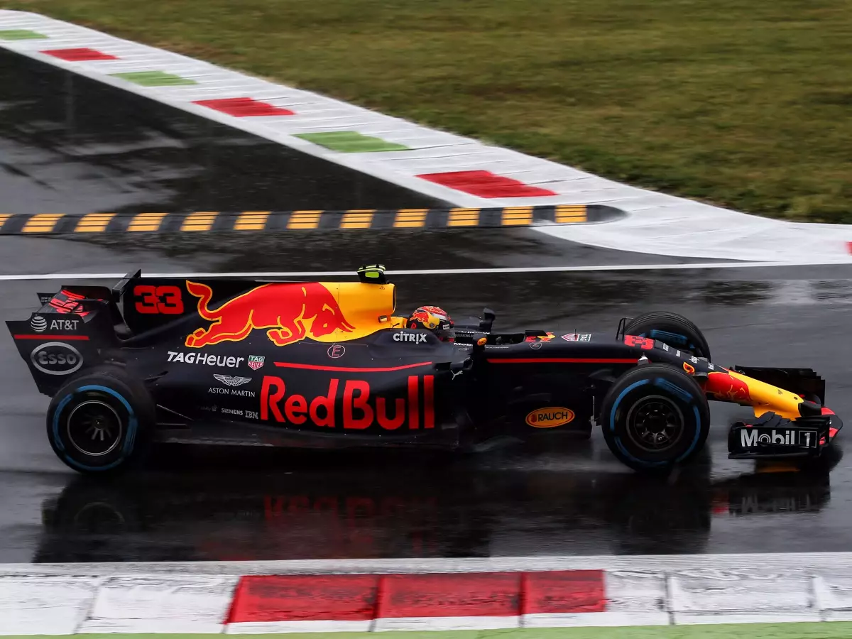 Max Verstappen Foto zur News: Wunderwaffe Regen: Red Bull ärgert Mercedes-Teams in Monza