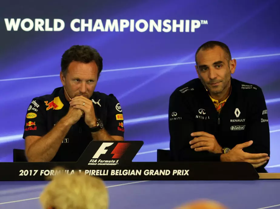 Christian Horner, Cyril Abiteboul Foto zur News: Red Bull droht McLaren: Vier Teams für Renault unmöglich