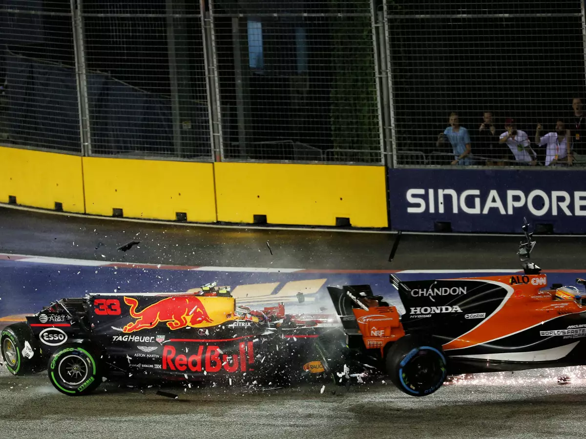 Max Verstappen, Fernando Alonso, Kimi Räikkönen Foto zur News: Loch im Auspuff: Darum ist Fernando Alonso ausgeschieden