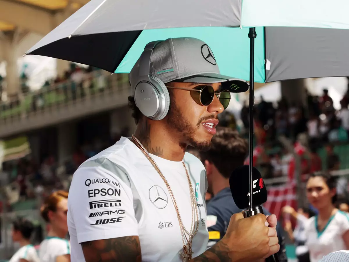 Lewis Hamilton Foto zur News: Formel 1 Sepang 2017: Der Umgang mit der Hitze in Malaysia