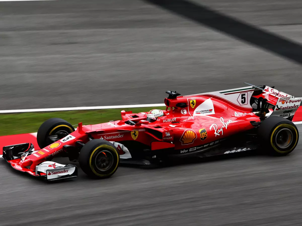 Foto zur News: Formel 1 Sepang 2017: Vettel nimmt Hamilton 1,4 Sekunden ab!