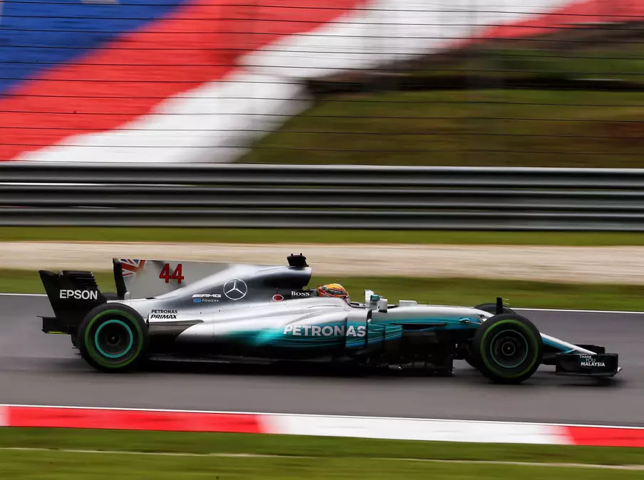 Lewis Hamilton Foto zur News: 1,4 Sekunden Rückstand: Deshalb ging Mercedes baden