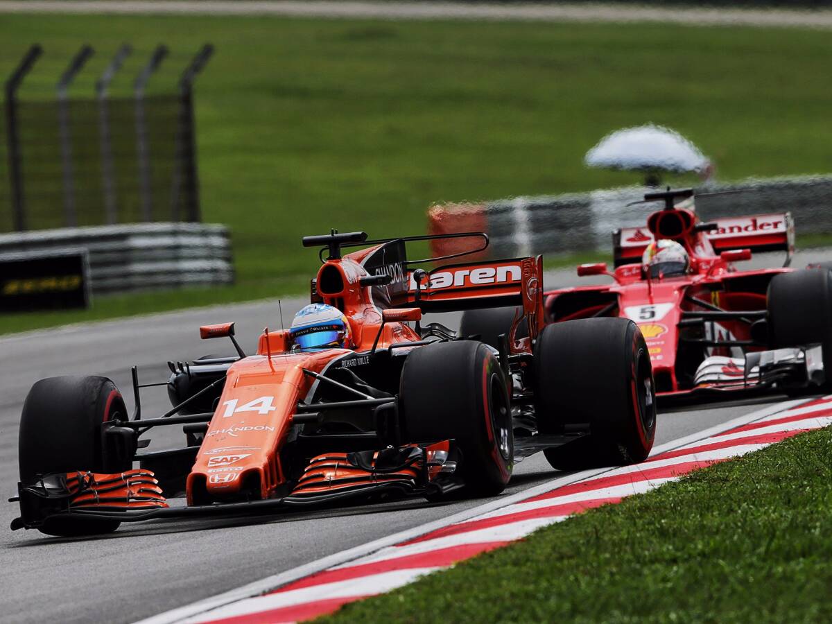 Foto zur News: Blaue Flaggen: Alonso macht Vettel-Funkspruch lächerlich