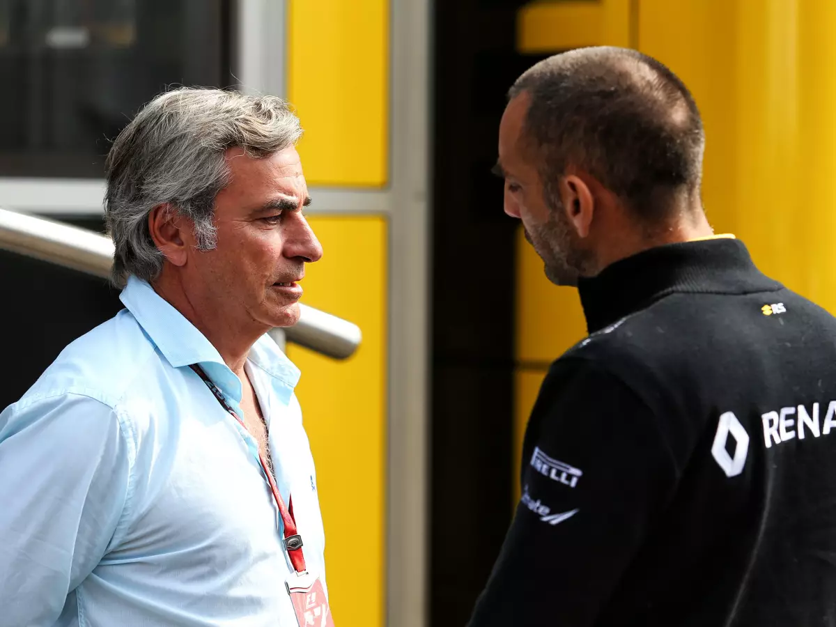 Carlos Sainz, Cyril Abiteboul Foto zur News: Renault #AND# Sainz: Red-Bull-Schule Grund für die Verpflichtung