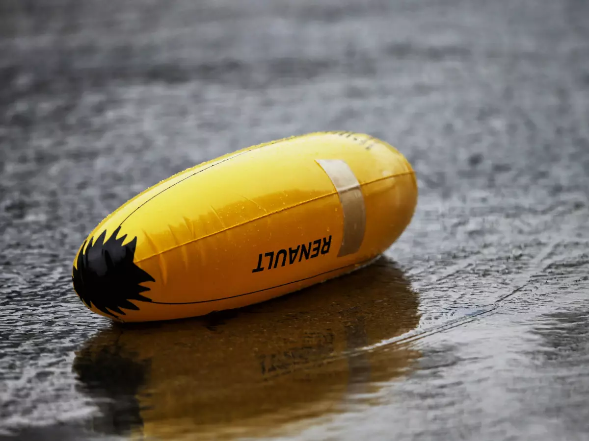 Renault-Banane Foto zur News: Bananenboot statt Fahrbetrieb: Nico Hülkenberg freut's