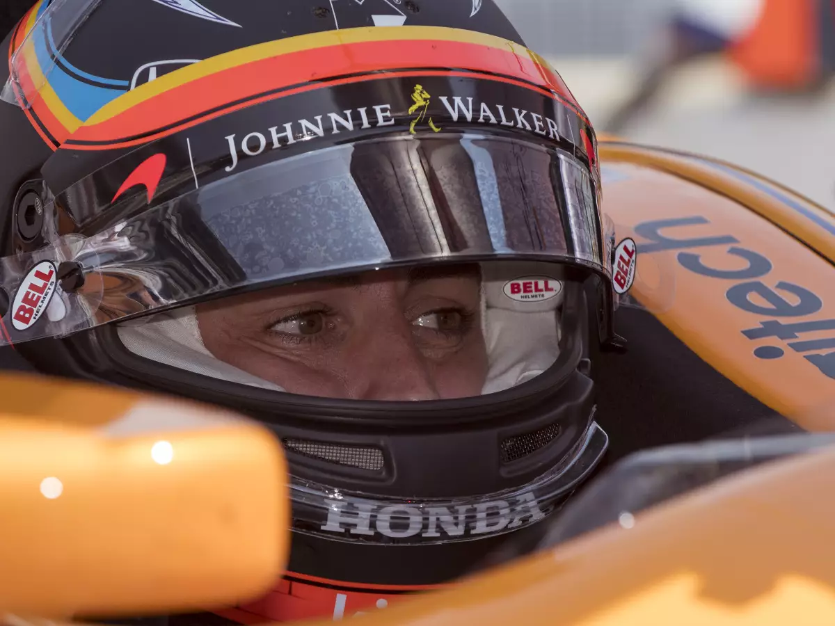 Foto zur News: Alonso fährt Formel 1 in Austin mit Indy-500-Helmdesign