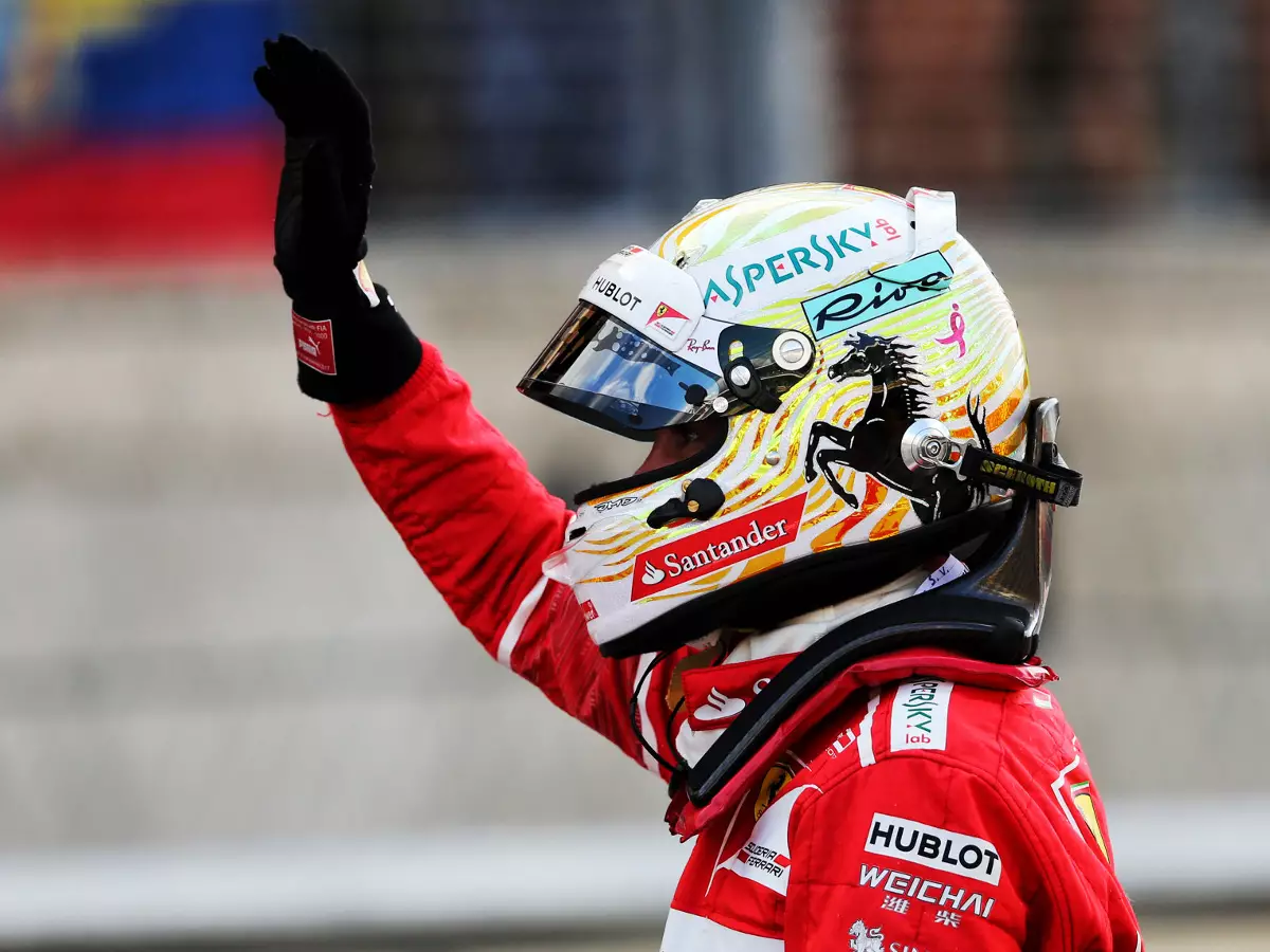 Sebastian Vettel Foto zur News: Vettel sitzt Hamilton im Nacken: "Morgen wird ein guter Tag"