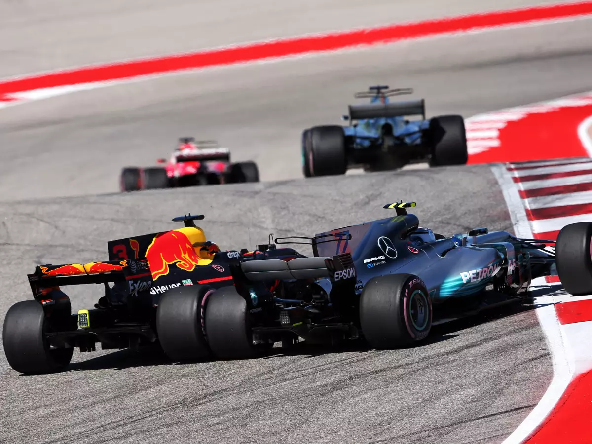 Daniel Ricciardo, Valtteri Bottas Foto zur News: Daniel Ricciardo: FIA-Kommissare haben alles richtig gemacht
