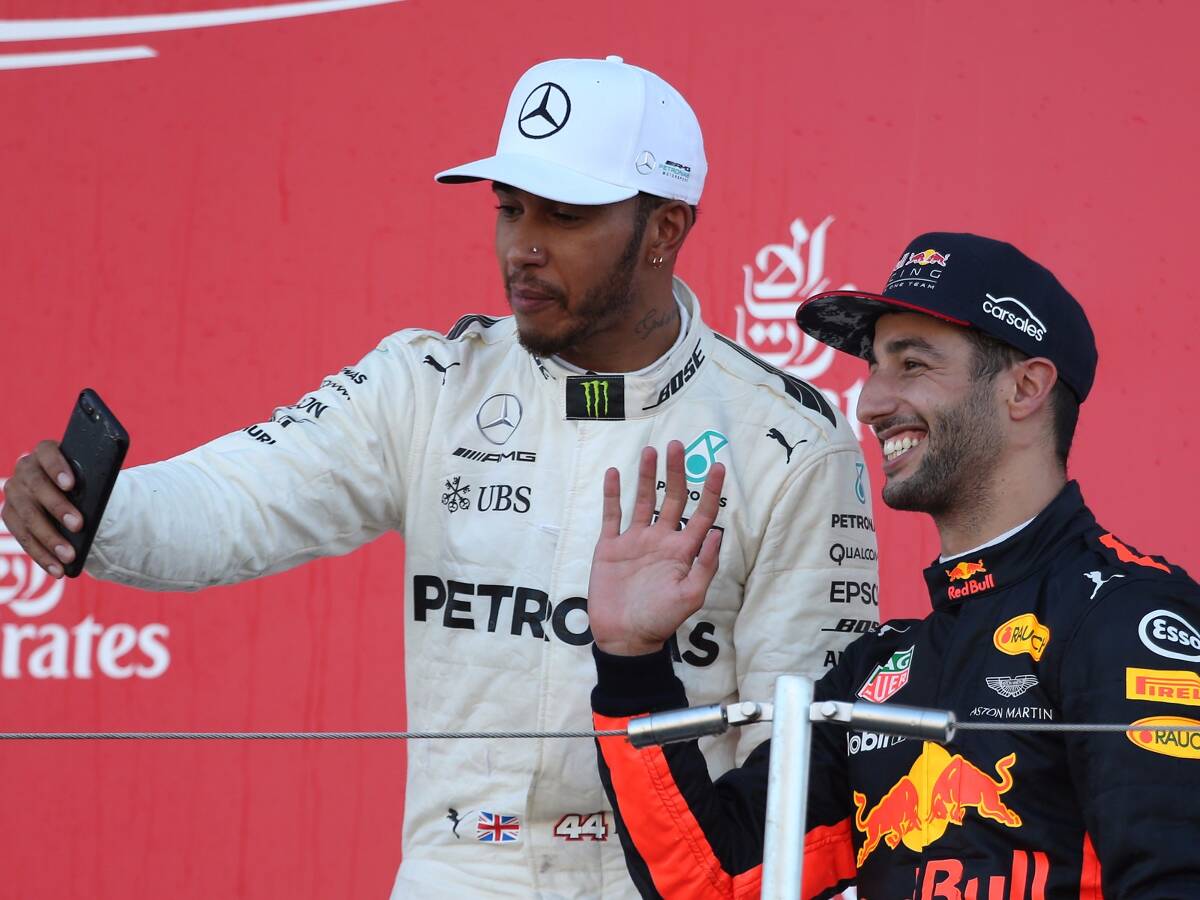 Foto zur News: Lewis Hamilton: Ricciardo soll erst mal Verstappen schlagen ...