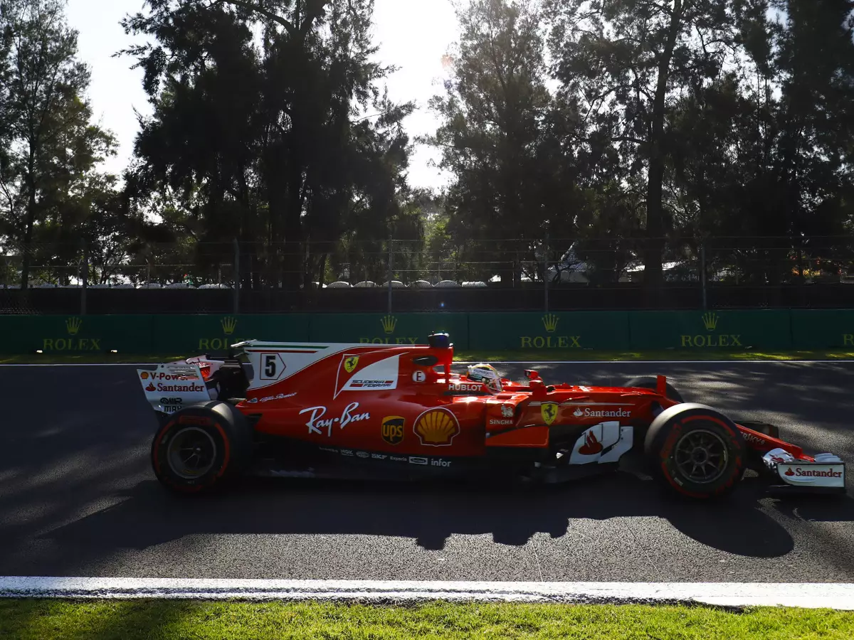 Foto zur News: Feuerlöscher explodiert im Vettel-Ferrari: "Nicht angenehm"