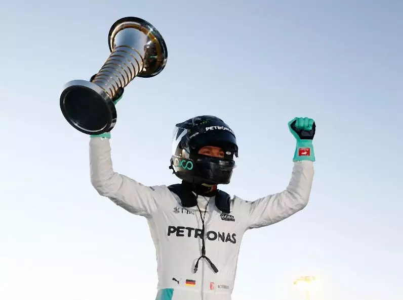 Foto zur News: Nico Rosberg gesteht: WM-Pokal mit Delle abgegeben