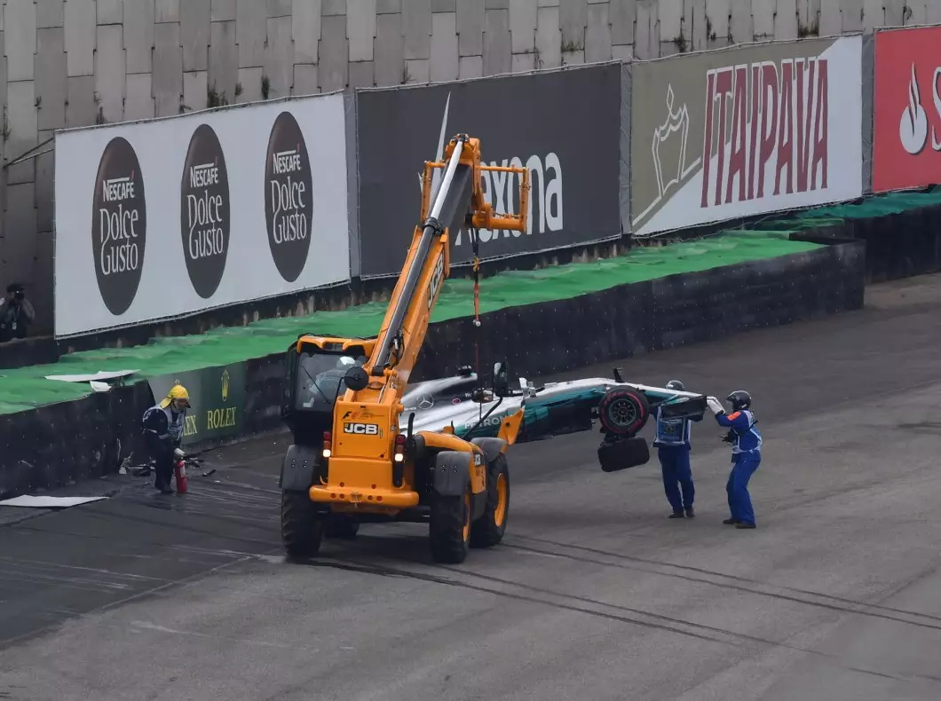 Foto zur News: Unfall im Qualifying: Lewis Hamilton scheidet in Q1 aus