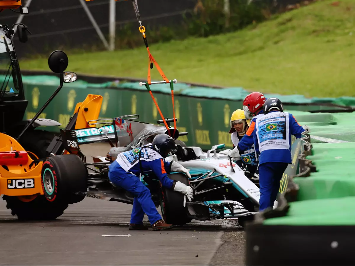 Foto zur News: Hamilton-Crash: Chefs sehen Fahrfehler, Weltmeister kleinlaut