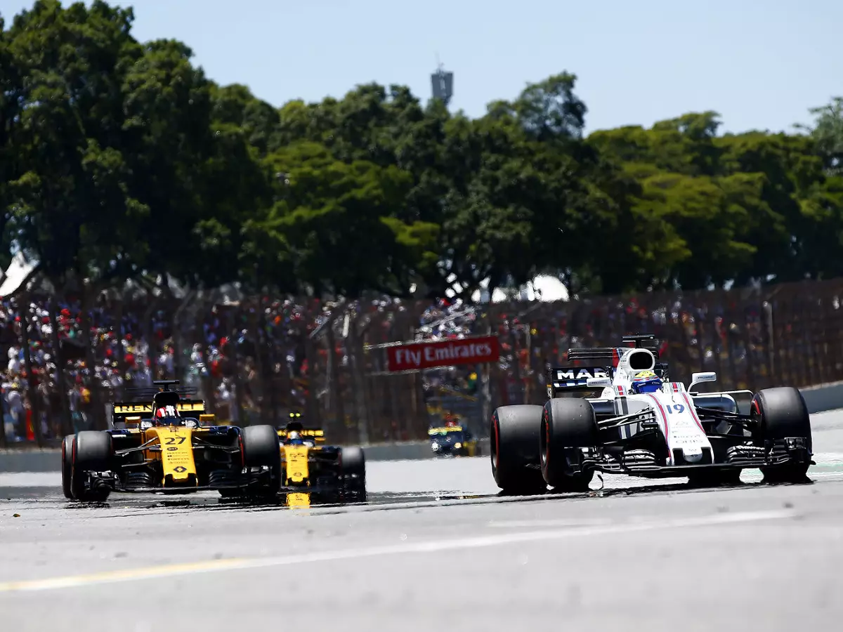 Foto zur News: Renault: Unterboden bei Carlos Sainz beschädigt