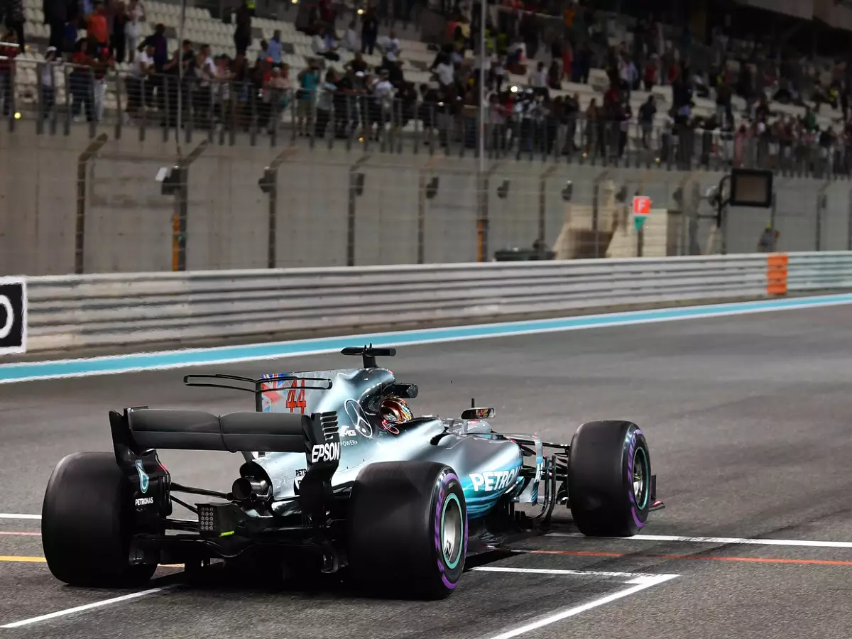 Foto zur News: Nur vom Eisschrank abzukühlen: Hamilton brennt in Abu Dhabi