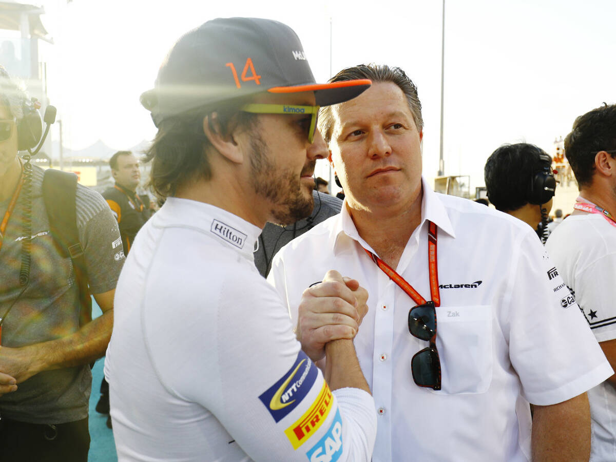 Foto zur News: Alonso doch wieder im Cockpit? Zak Brown schließt McLaren-Tests nicht aus
