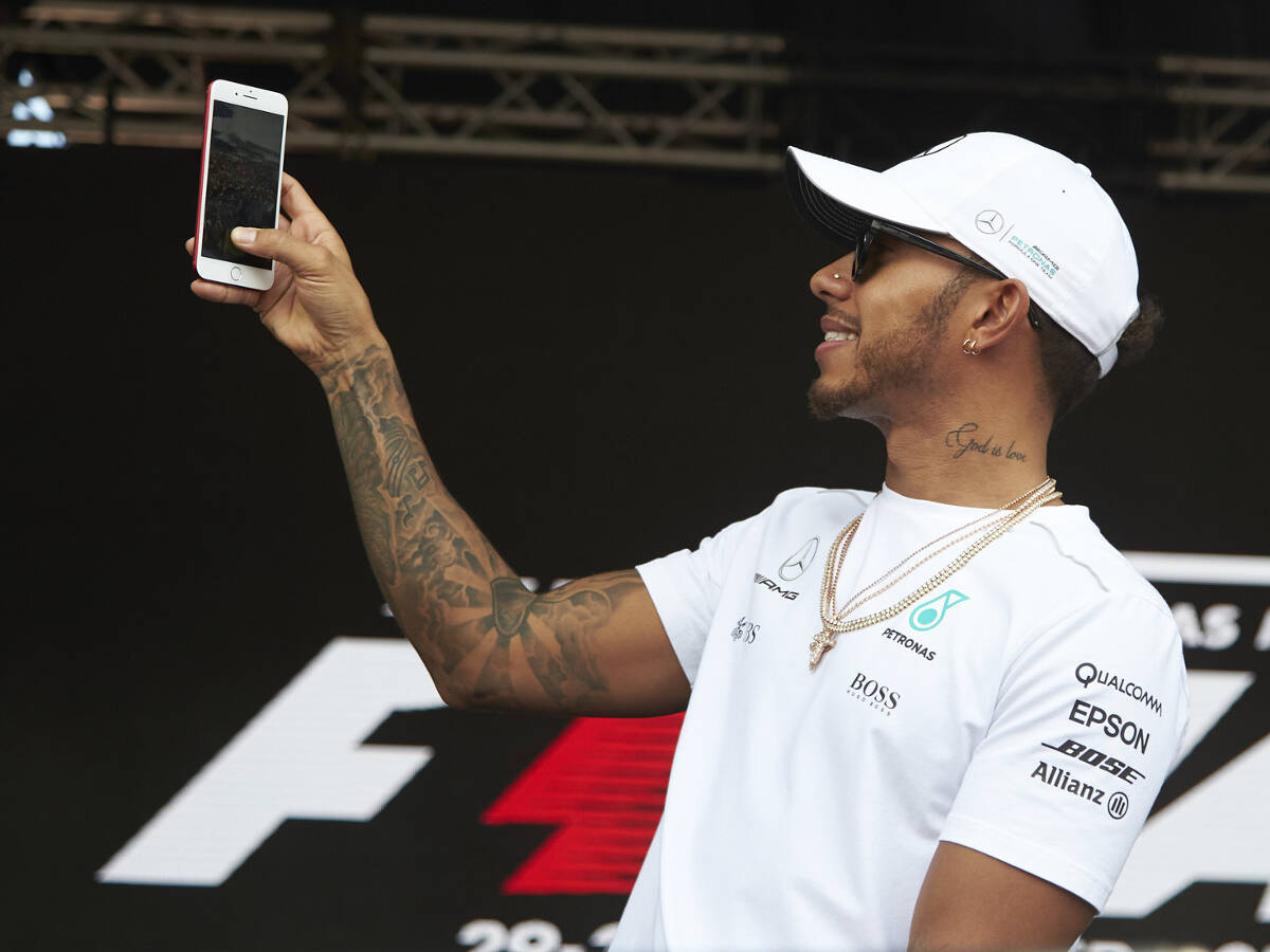 Foto zur News: Drei Jahre zu spät: Hamilton mit bizarrem Formel-E-Post