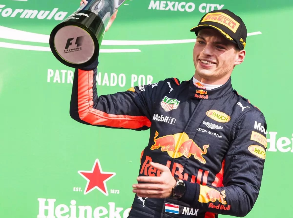 Max Verstappen Foto zur News: Max Verstappens harte Schule: Schläge auf den Helm!