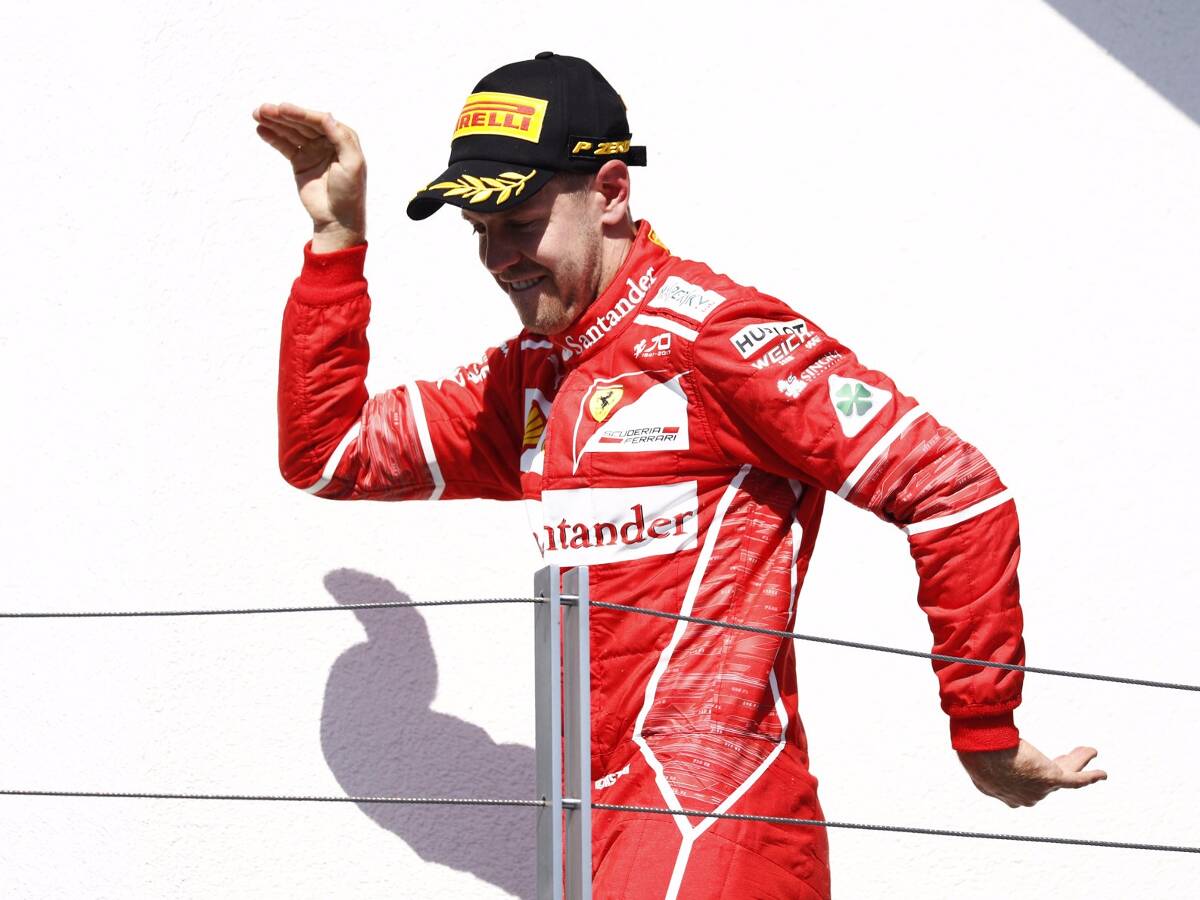 Foto zur News: Kein Karriereende in Sicht: Vettel liebt die Formel 1 noch immer
