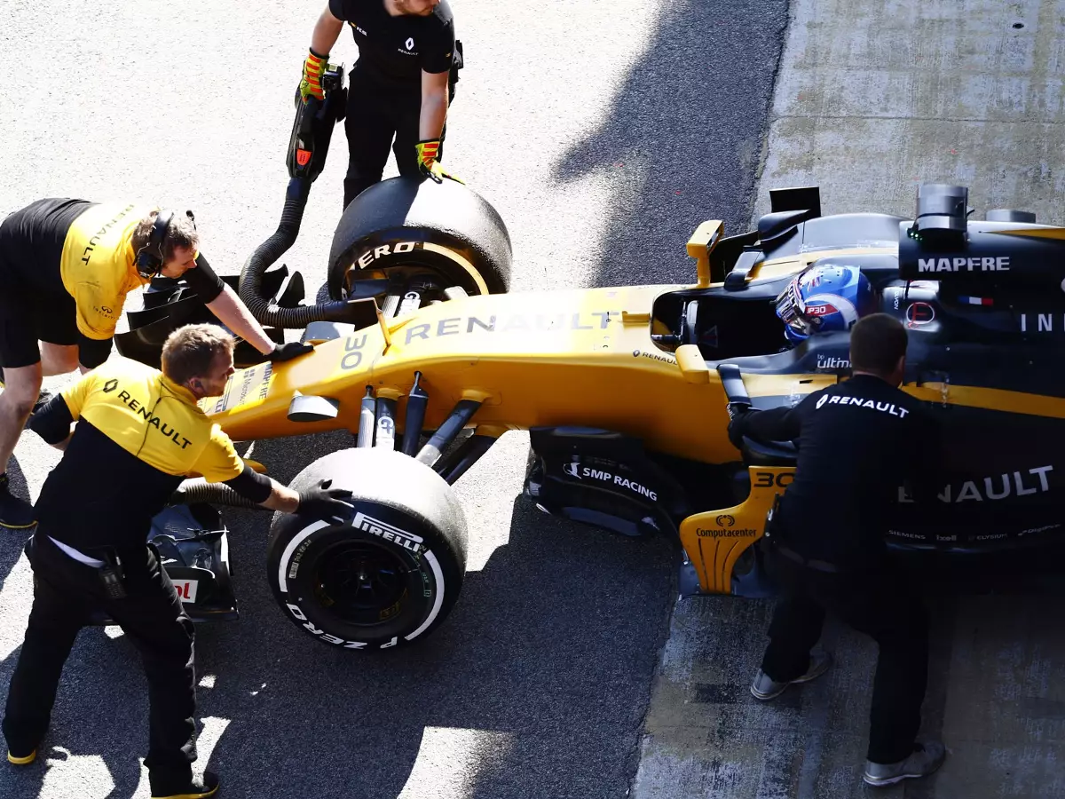 Jolyon Palmer Foto zur News: Wintertests: Renault hofft 2018 auf bessere Zuverlässigkeit