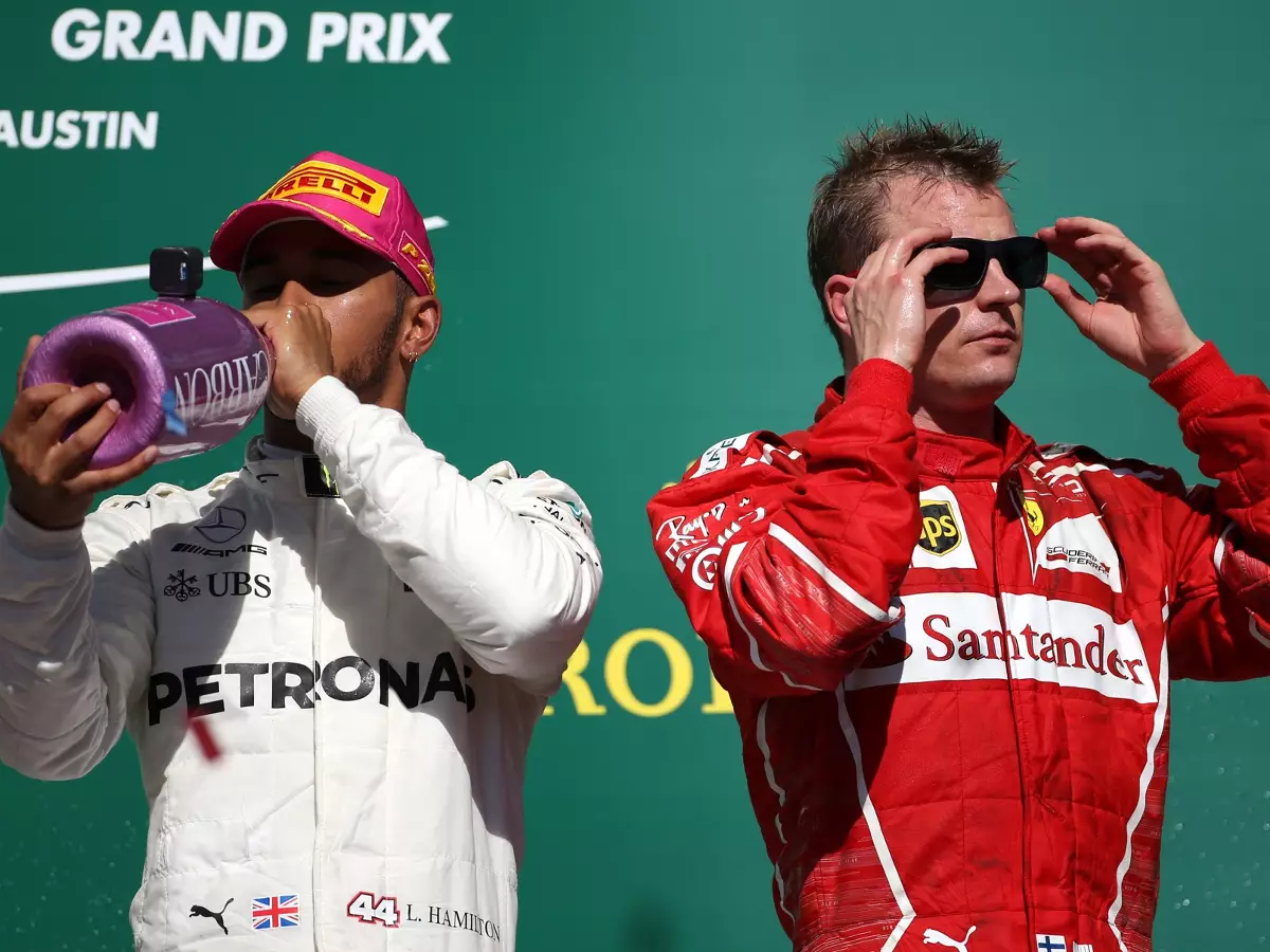 Foto zur News: Verkehrte Welt: Hamilton und Räikkönen tauschen Rollen