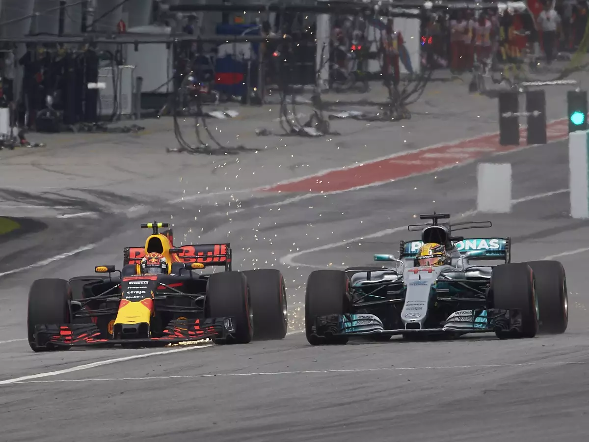 Lewis Hamilton, Max Verstappen Foto zur News: Max Verstappen: Wie es sich anfühlt, Hamilton zu überholen