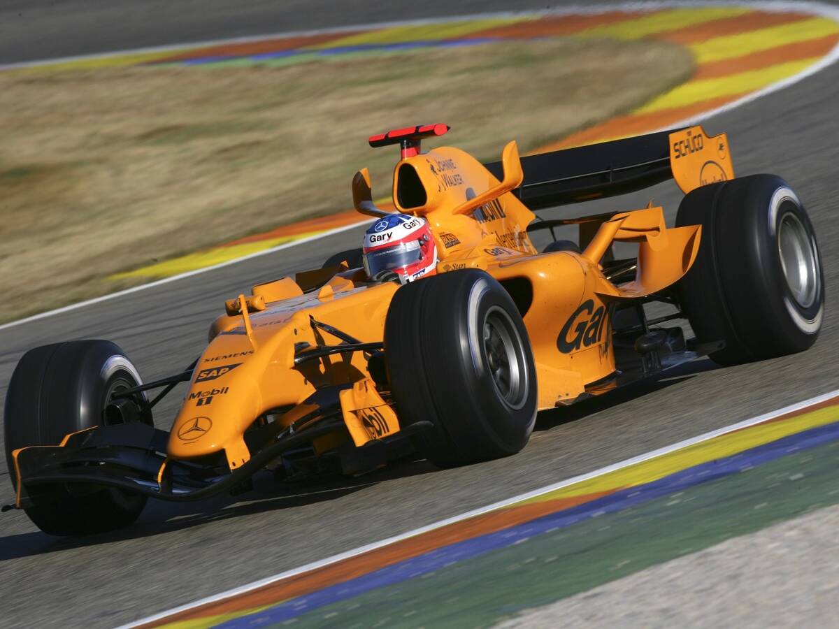 Foto zur News: Spy-Shot: Neuer McLaren für 2018 bei Roll-out orange