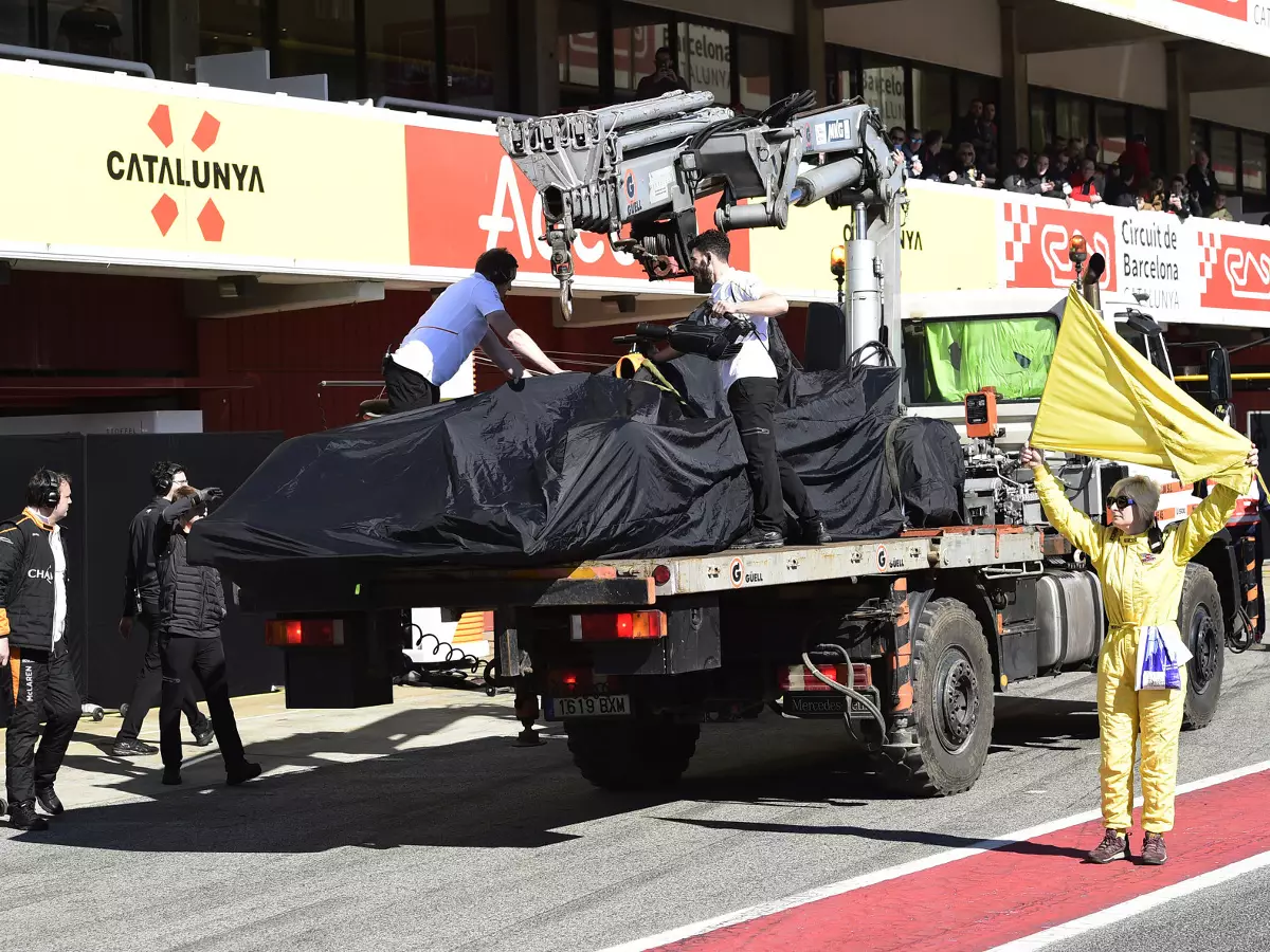 Foto zur News: Sechseinhalb Stunden Zwangspause: Ölleck legt McLaren lahm