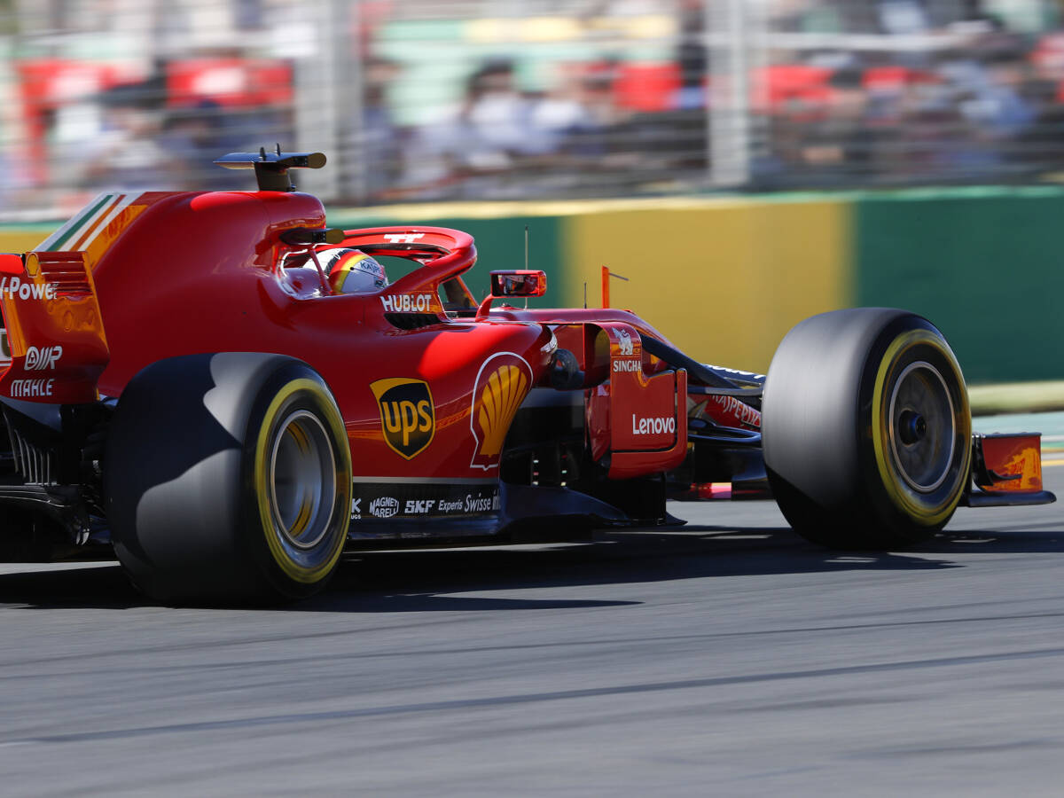 Foto zur News: Vettel mit Sprit so gut wie Mercedes - aber "läuft nicht ganz"