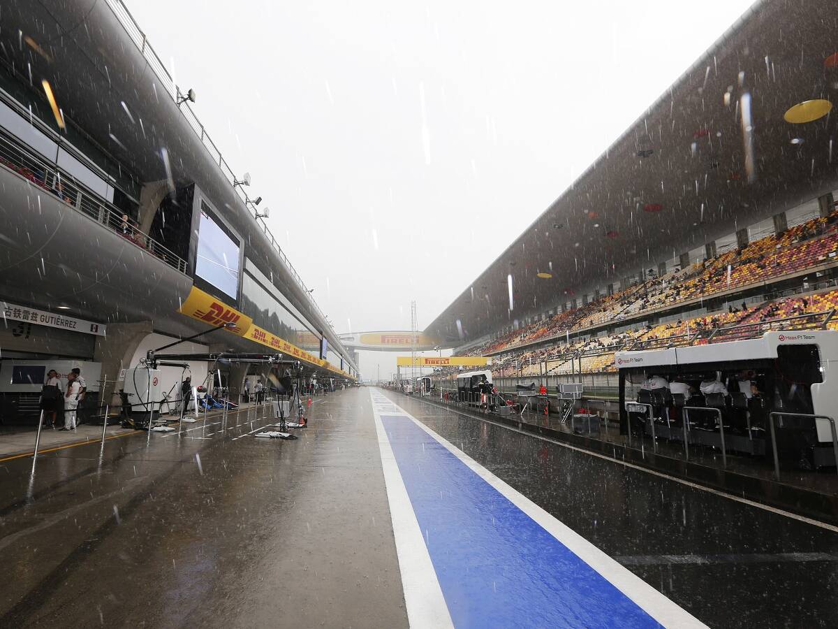 Foto zur News: Formel-1-Wetter China: Regenreifen im Training!