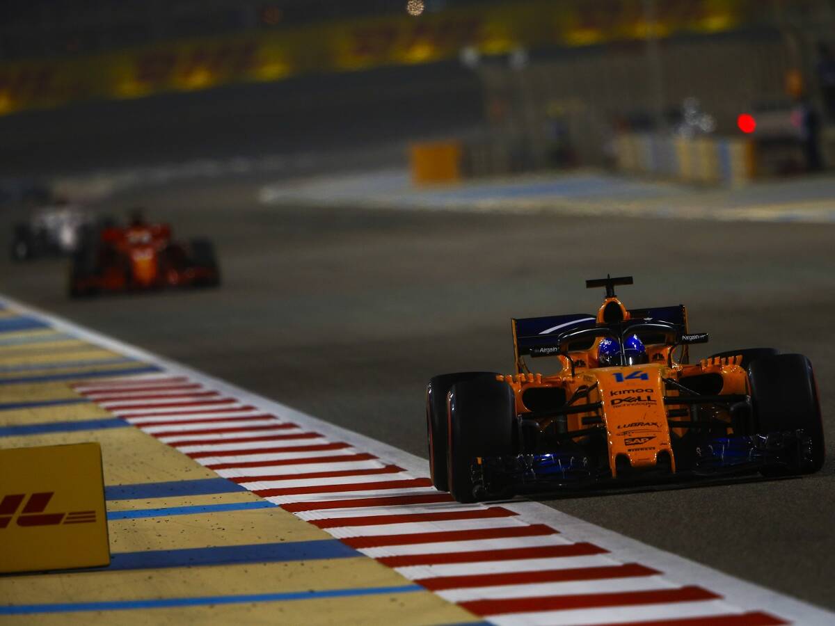 Foto zur News: Warum sich Alonso in Bahrain absichtlich überrunden ließ