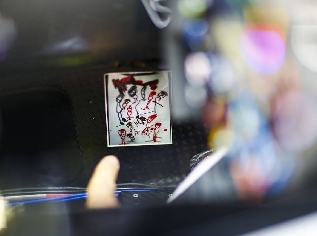 Foto zur News: Niedlich! Was Romain Grosjean im Auto Glück bringt
