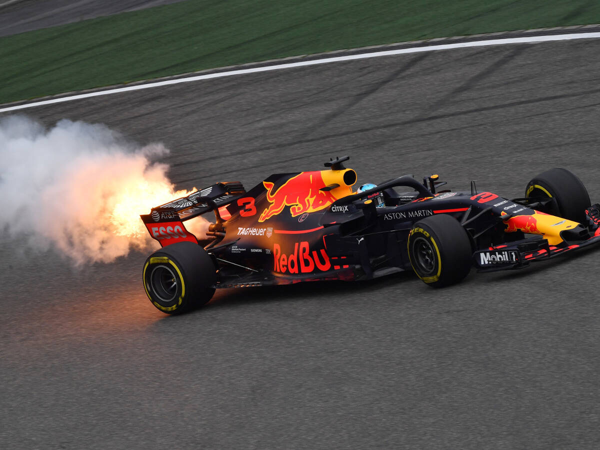 Foto zur News: Formel 1 China 2018: Motoren-Feuer bei Daniel Ricciardo!