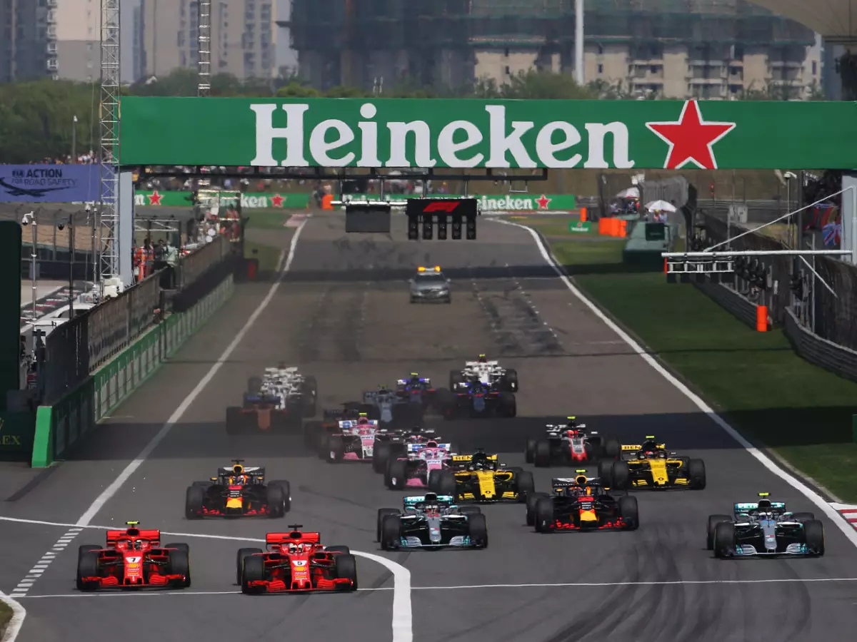 Start zum GP China 2018 in Shanghai Foto zur News: Nach FIA-Beschluss: Formel 1 2019 mit mehr Action dank mehr Benzin?