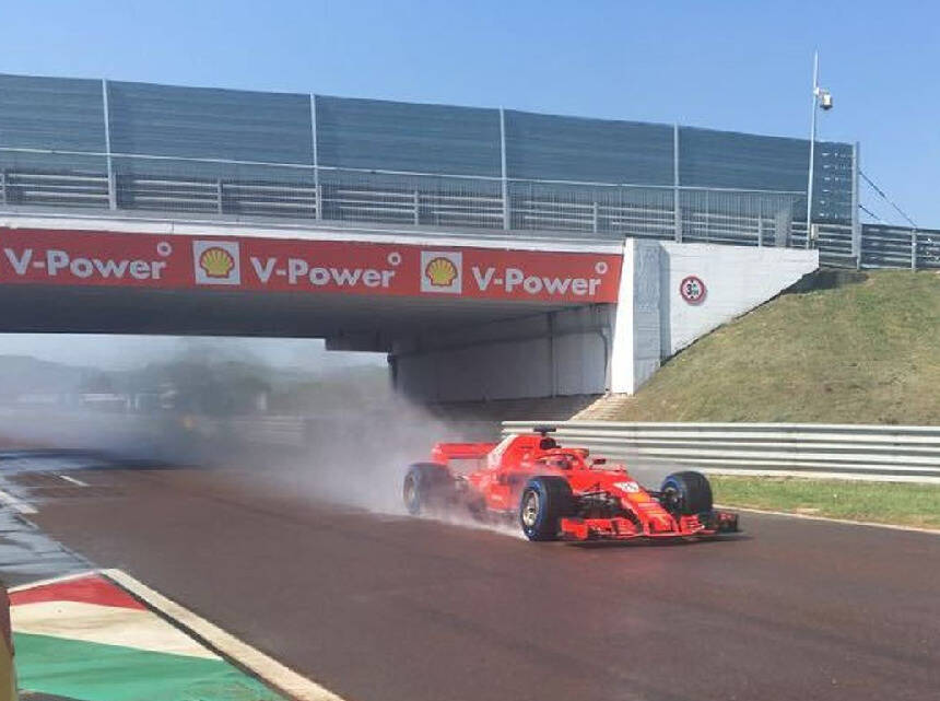 Foto zur News: Kurios: Ferrari beklagt zu wenig Nässe bei Kwjat-Test