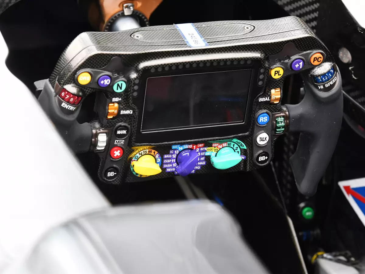 Mercedes-Lenkrad aus der Formel-1-Saison 2017 Foto zur News: Marc Surer schlägt vor: Motoren-Modi im TV einblenden