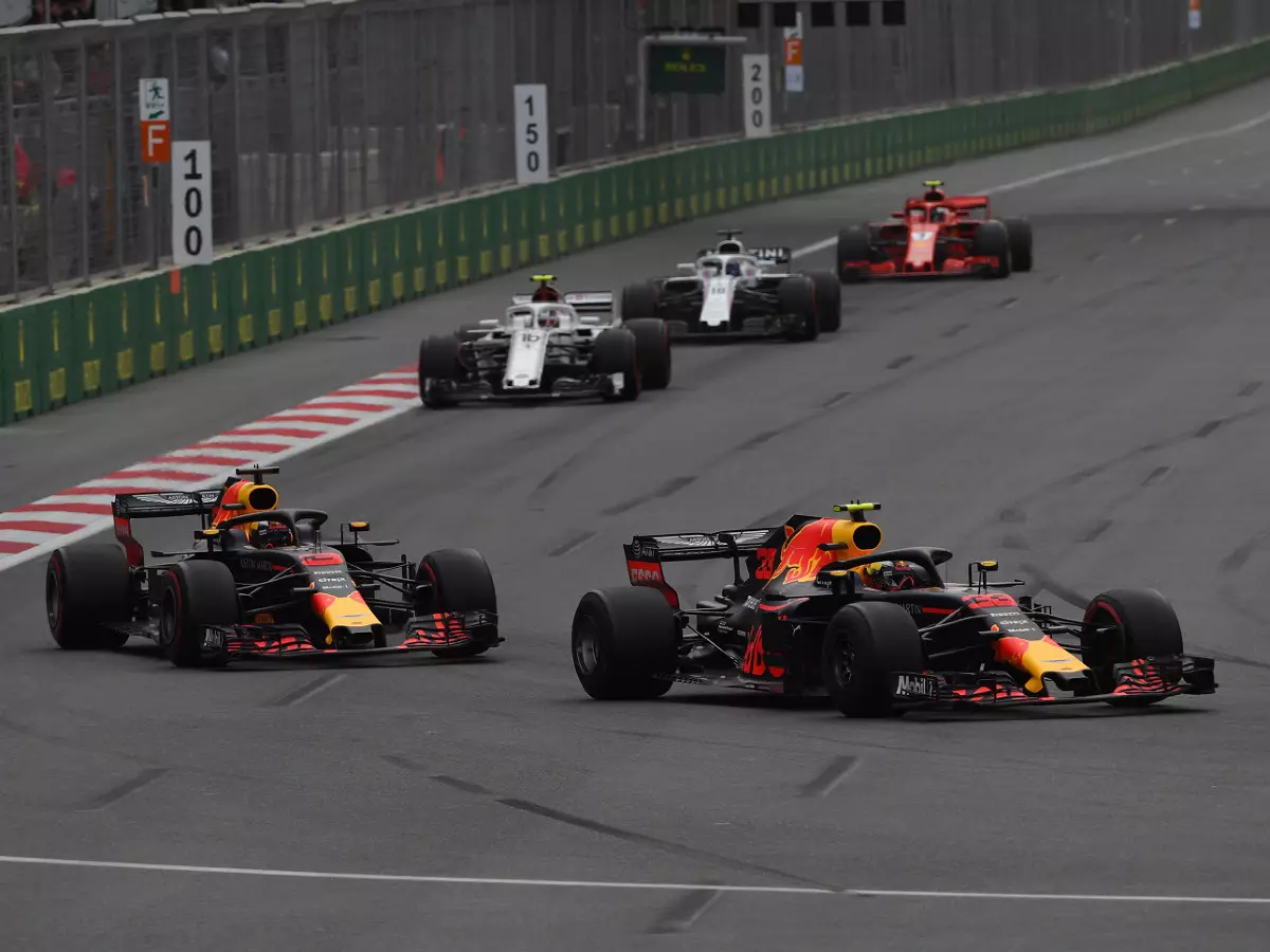 Foto zur News: Overcut: So kam Verstappen beim Stopp an Ricciardo vorbei