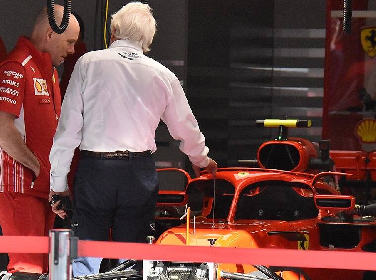 Foto zur News: Charlie Whiting besucht Ferrari-Box: Sind Rückspiegel legal?
