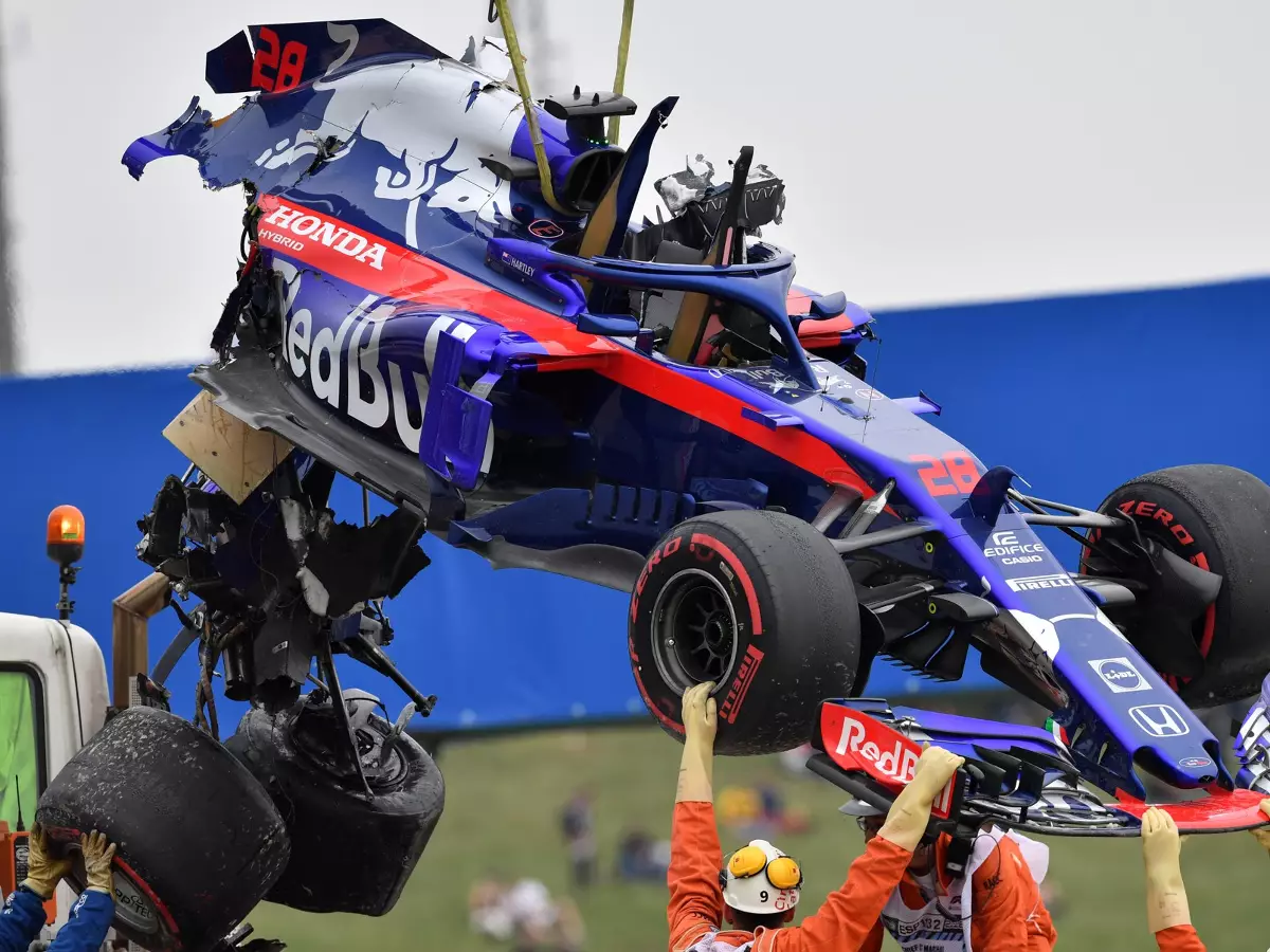 Foto zur News: Heftiger Crash von Hartley: Toro Rosso bricht auseinander