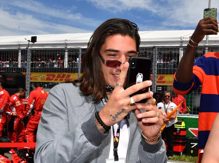 Foto zur News: Fußballprofi Bellerin als Formel-1-VIP vorgeführt: Hector wer?