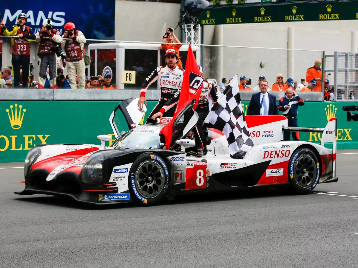 Foto zur News: Fernando Alonso siegt in Le Mans: Lob von allen Seiten